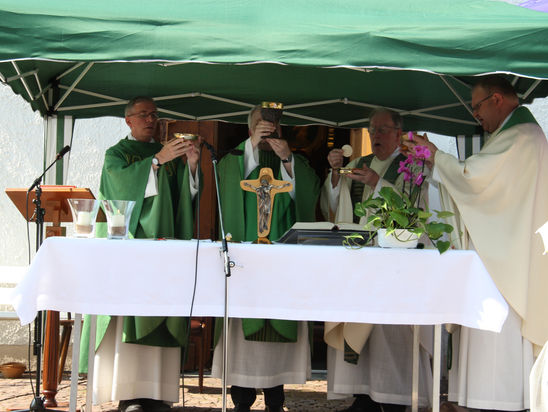 DIe Konzelebranten im Festgottesdienst: Pater Desch, Pfr. Dr. Vonderau, Pfr. Breidbach, Ortspfarrer Schmitt